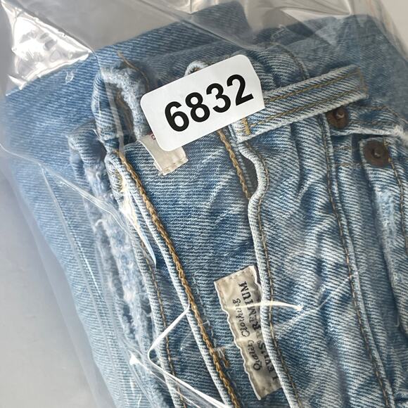 Levi's Premium Ribcage Straight Mid Rise Light Wash Mom Jeans Size 25 Blue - Picture 13 of 13